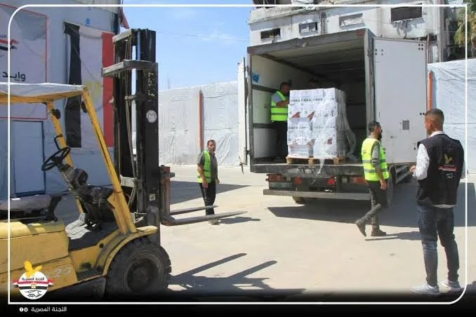 شاحنات مساعدات جديدة تدخل غزة.. اللجنة المصرية تطلق روابط تحديث بيانات المستفيدين