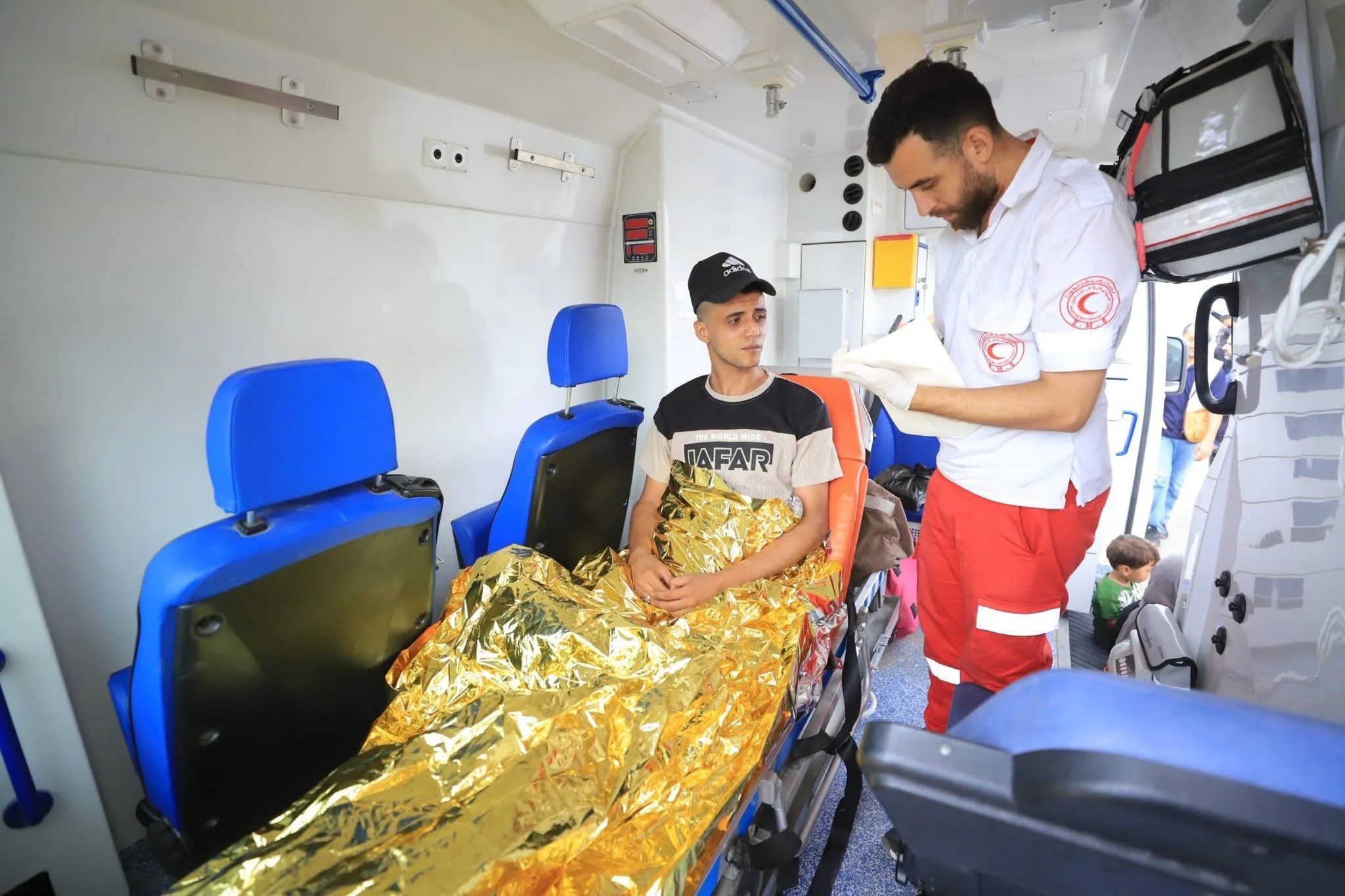 الهلال الأحمر الفلسطيني يُجلي مرضى ومرافقيهم من مستشفى المواصي عبر معبر رفح بالتنسيق مع الصحة العالمية