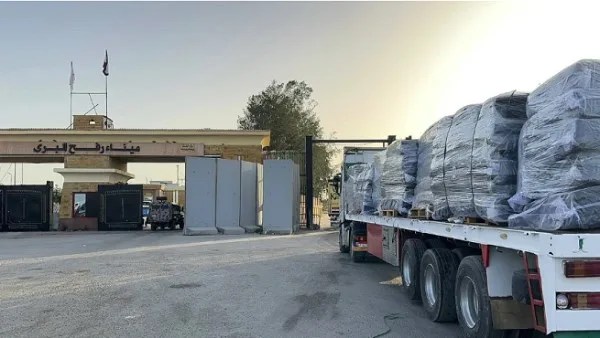 استئناف إدخال شاحنات المساعدات والوقود إلي قطاع غزة