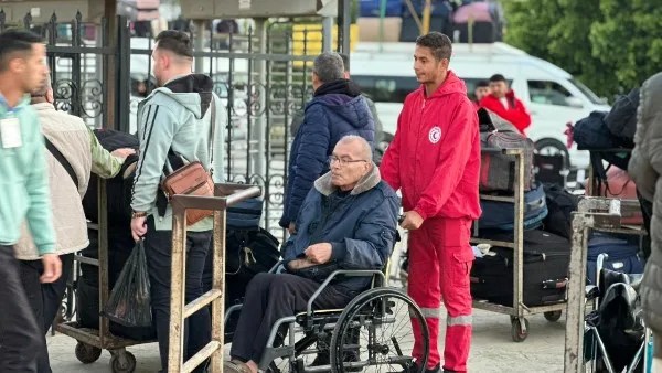 معبر رفح يستقبل الدفعة الـ 65 من الفلسطينيين العائدين إلى قطاع غزة