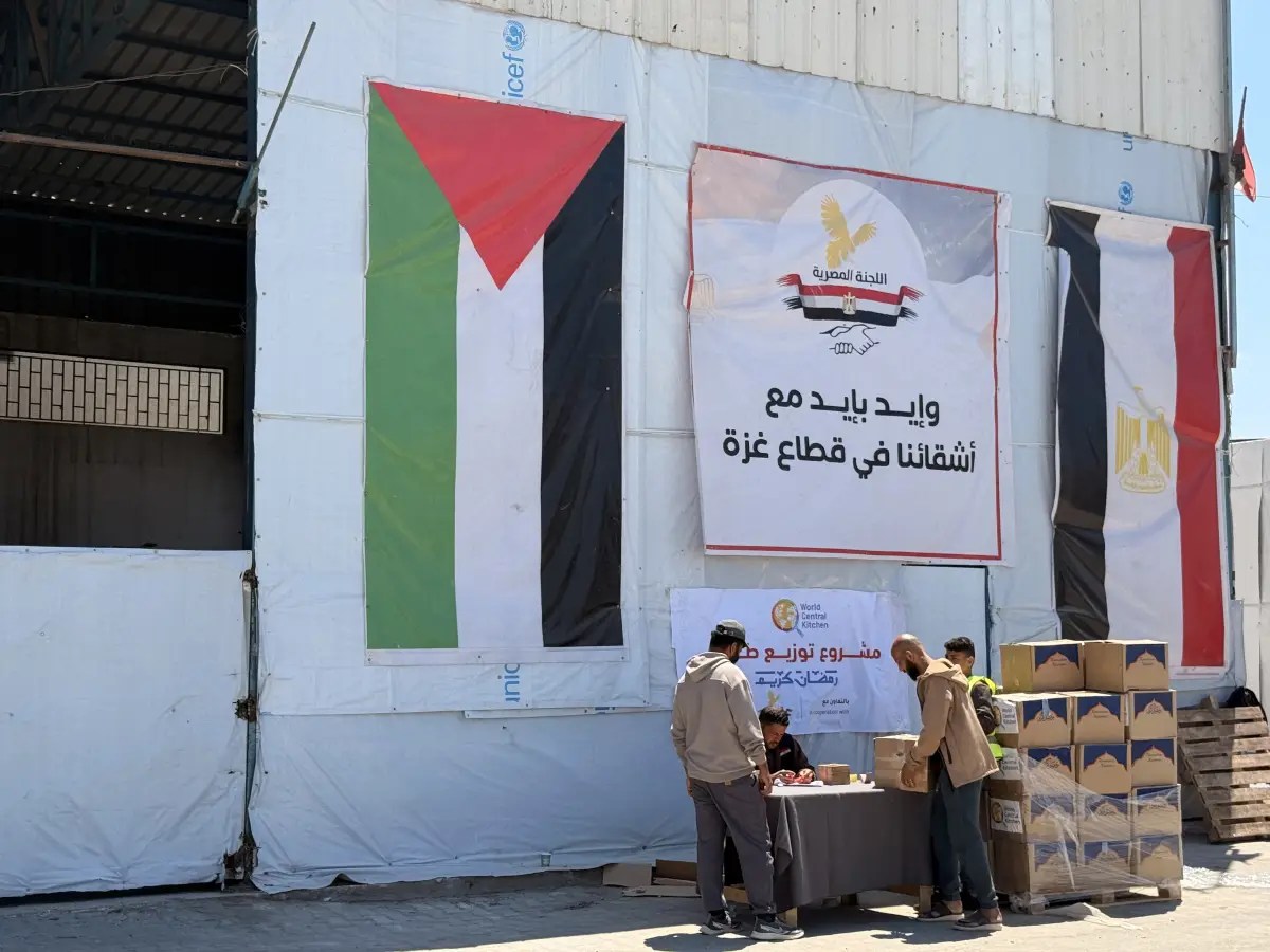 اللجنة المصرية تطلق حملة جديدة لتوزيع السلال الغذائية وعلب اللحوم للأسر غير المستفيدة في غزة