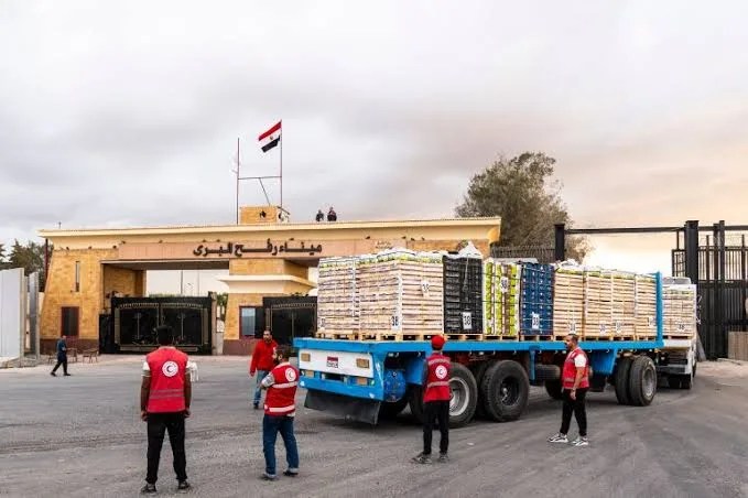 الهلال الأحمر المصري يدخل الدفعة 240 من شاحنات المساعدات إلى قطاع غزة