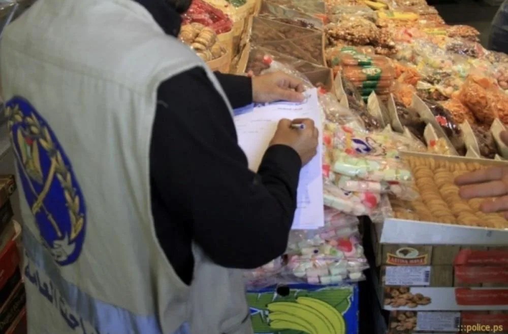 مباحث التموين بخانيونس تكشف مخالفات غذائية وتتلف أطعمة فاسدة