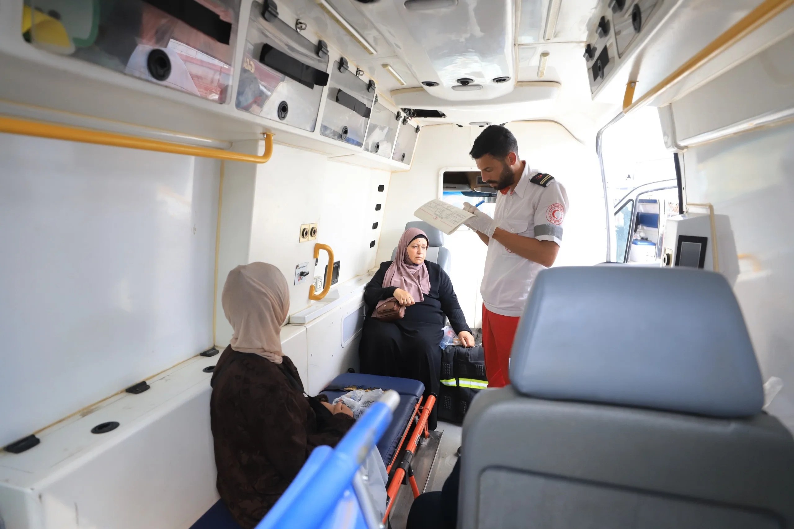 مغادرة دفعة جديدة من مرضى غزة عبر معبر رفح لاستكمال العلاج بالخارج