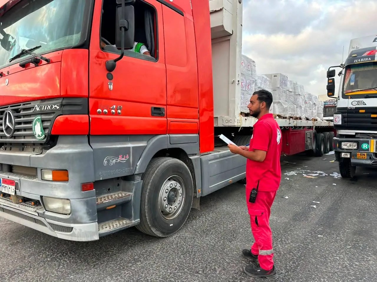 الهلال الأحمر المصري يواصل دعم غزة بـ4,226 طنًا من المساعدات عبر «زاد العزة» 252