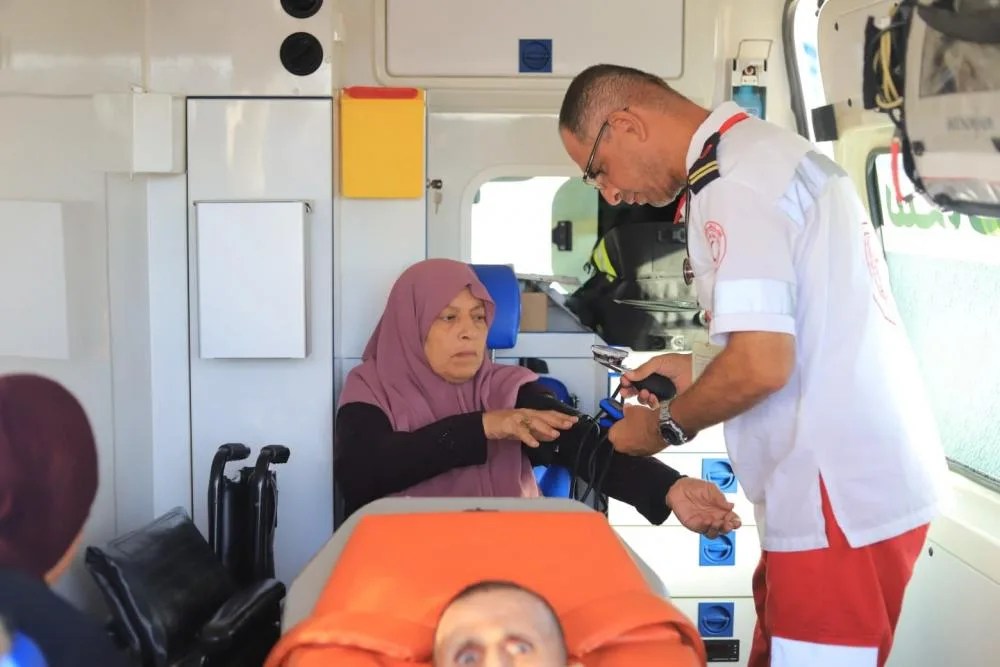 إجلاء دفعة جديدة من مرضى ومصابي غزة عبر معبر رفح للعلاج بالخارج