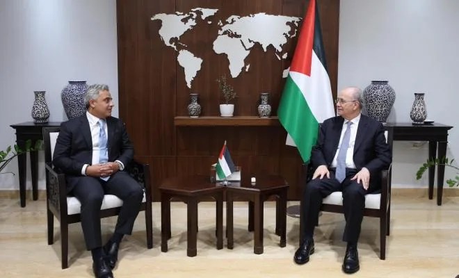 تفاصيل اجتماع رئيس الوزراء مع السفير المصري لدى فلسطين