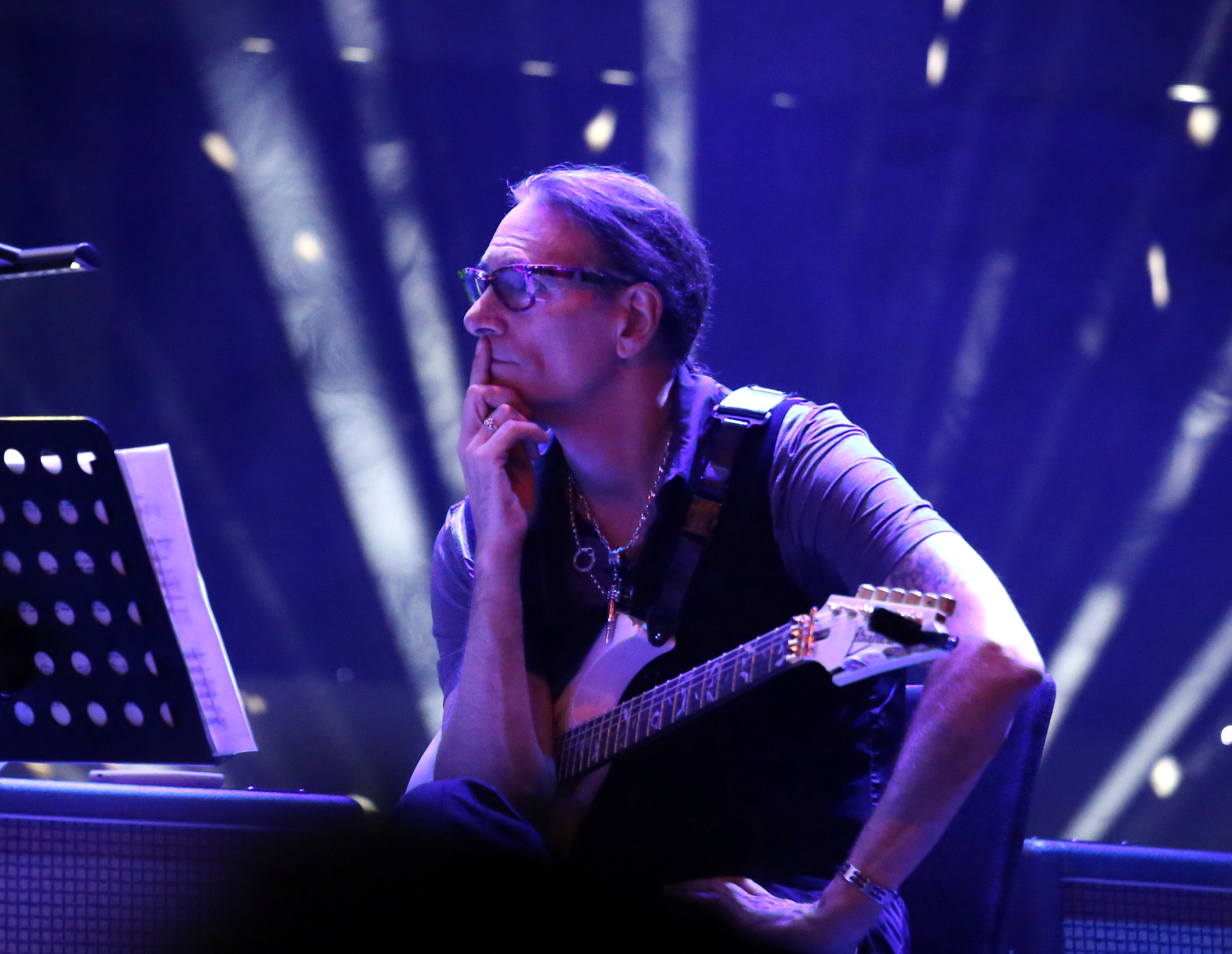 Steve se queda embelesado escuchandola.