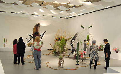 いけばな草月流：「私の花」で自己表現 - Rafu Shimpo