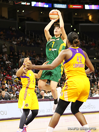 夢を追う渡嘉敷来夢選手 世界の頂点目指し 新天地で奮戦 Rafu Shimpo