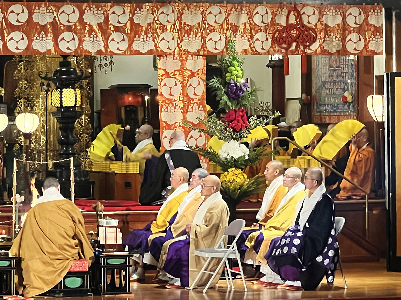 法会厳修で北米110年祝う：華道高野山の展示も併せ - Rafu Shimpo