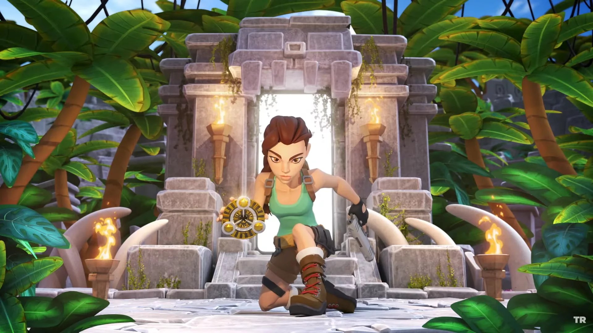 Lara Croft con una camiseta sin mangas verde parada frente a una puerta