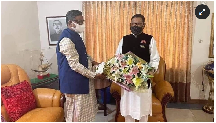 বৈরিতা ভুলে ওবায়দুল কাদেরের সাথে ফুল হাতে সাক্ষাৎ করলেন কাদের মির্জা