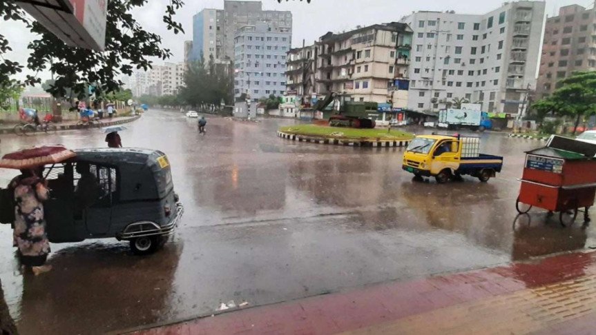 লকডাউন আর বৃষ্টির যোগফলে ঢাকা আজ বেশি ফাঁকা