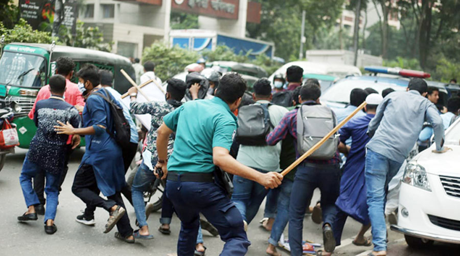 ই-অরেঞ্জ গ্রাহকদের অবরোধে পুলিশের লাঠিপেটা, আহত ১০