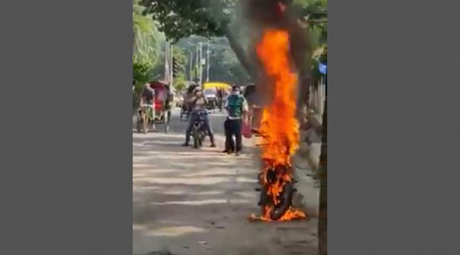 জরিমানা করায় এবার মোটরসাইকেল পোড়ালেন আরেক চালক