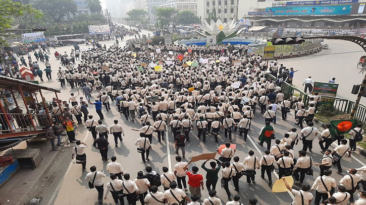 ১১ দফা দাবি পূরণে ৪৮ ঘণ্টার আল্টিমেটাম নটর ডেম শিক্ষার্থীদের