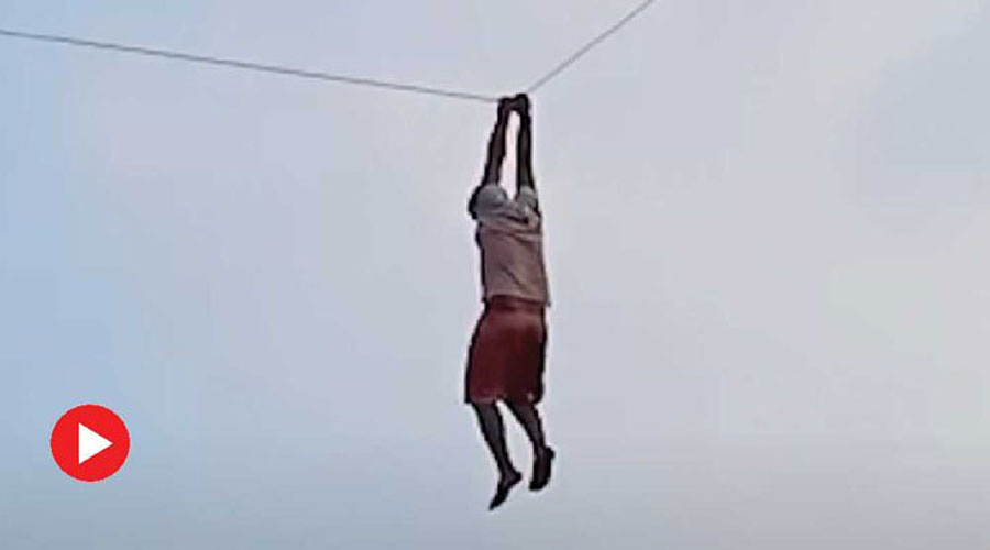 ঘুড়ির সঙ্গে উড়ে গেলেন যুবক, প্রাণ বাঁচাতে ৩০ ফুট উঁচু থেকে লাফ!