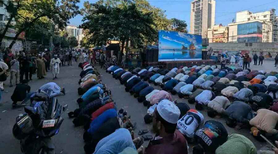 শেখ হাসিনার ফাঁসির রায় শুনে সিজদায় লুটিয়ে পড়েন অনেকে