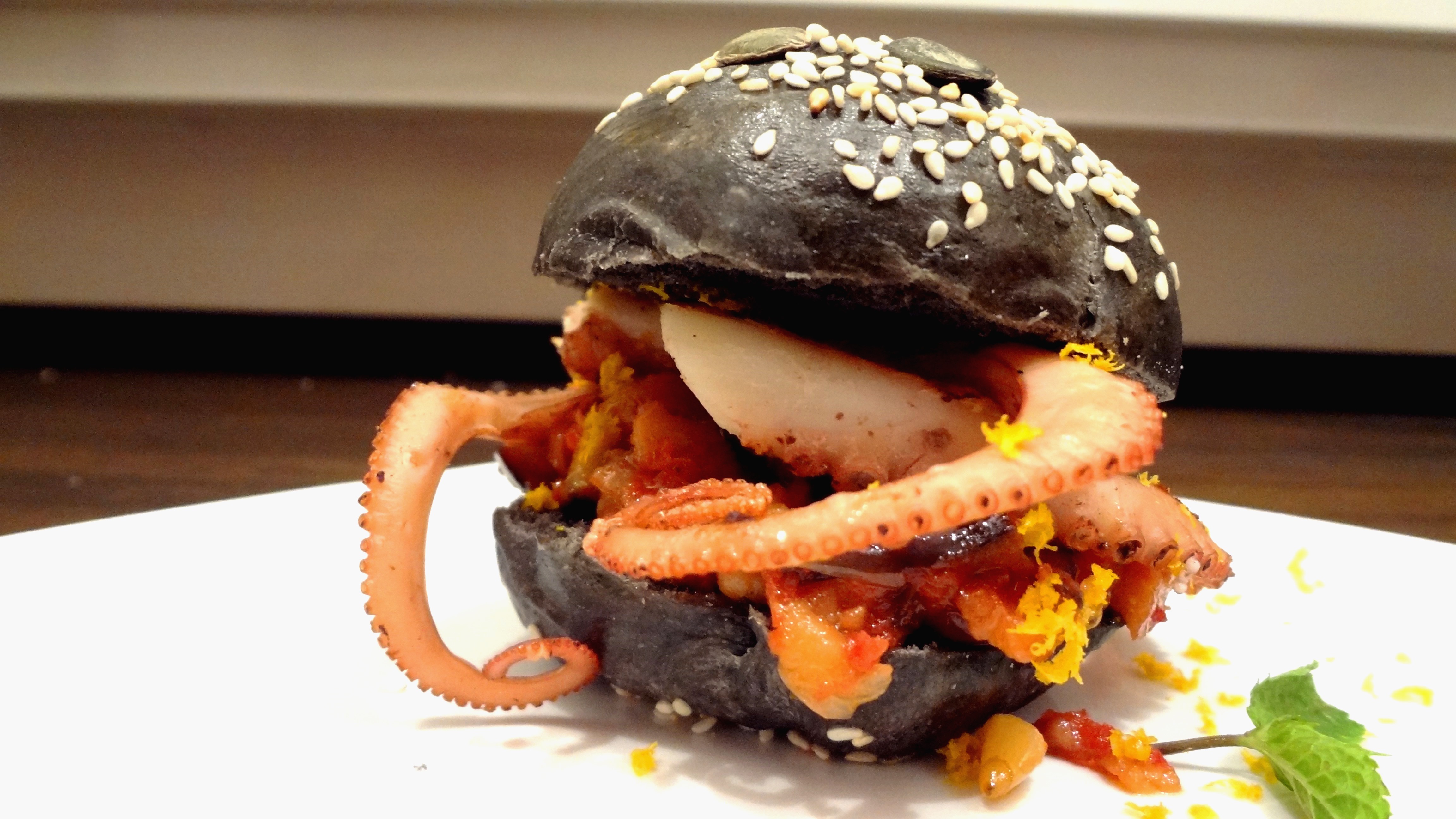 polpoburger- hamburger di polpo- cucinare con il pesce-pane al nero di seppia