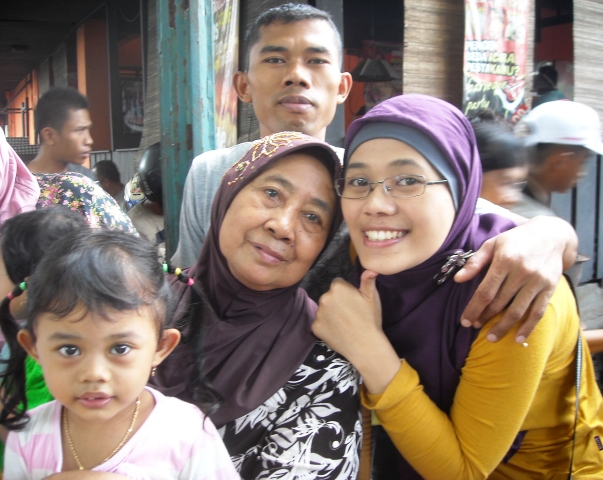 narsis di tengah kerumunan - ponakan (paling kiri), Mbah Uti, Sepupu n suaminya
