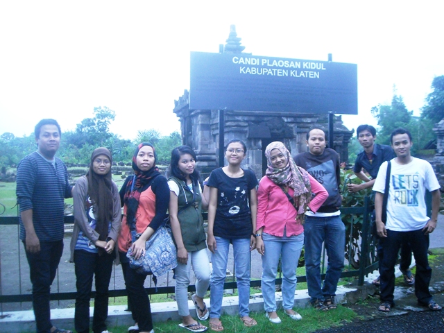 waktu jalan-jalan ngisi liburan ke Candi Plaosan.