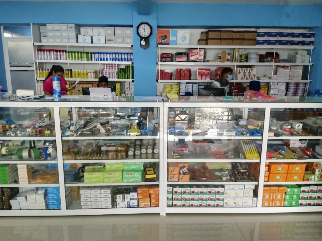 Dibagian kanan bangunan difungsikan sebagai tempat usaha (toko), sementara dibagian kiri bangunan adalah ruang tamu dan bisa juga dimanfaatkan sebagai kantor anda. Win Enterprises Win Group