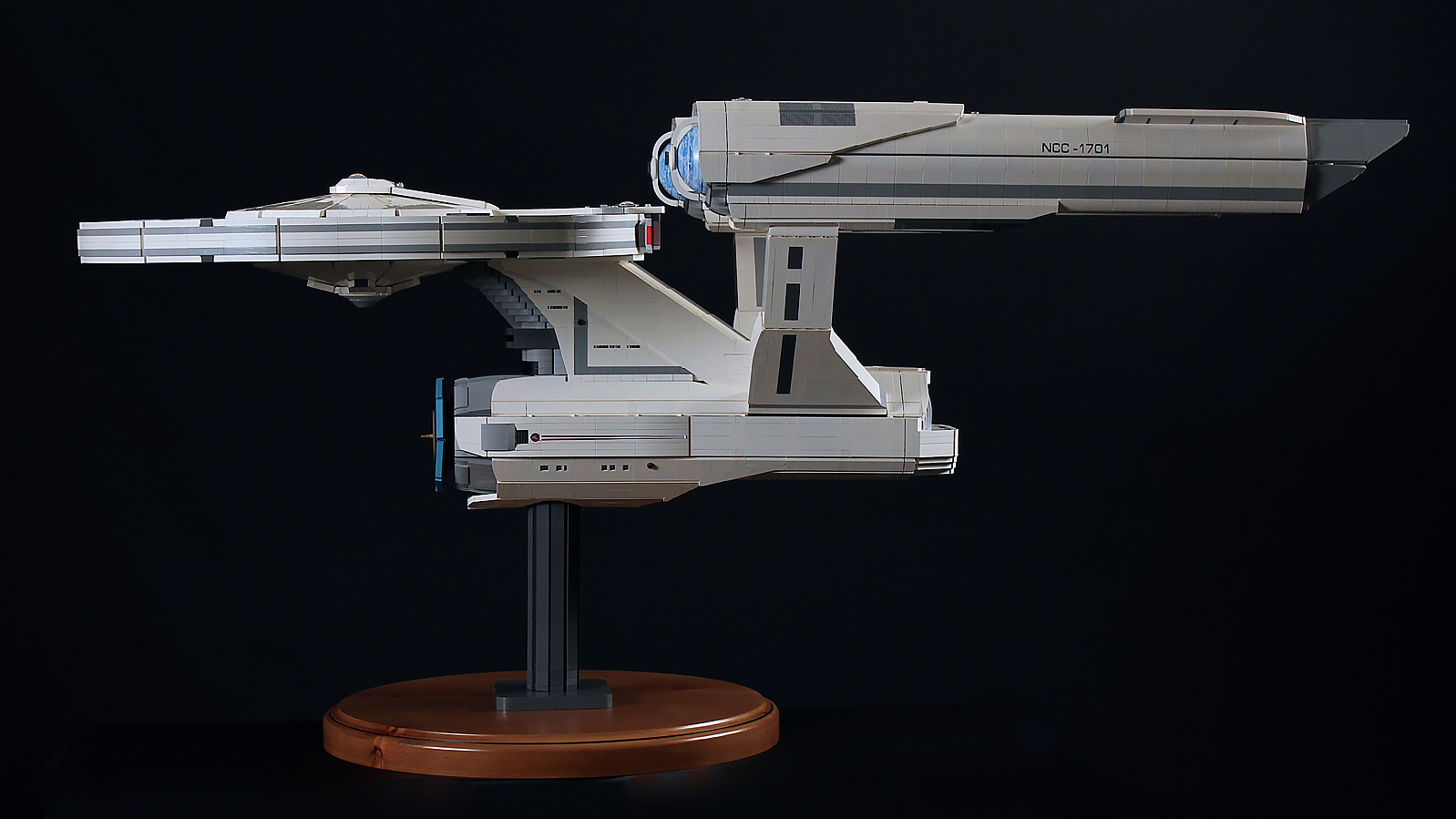 Incredible 1.5m USS Enterprise made from LEGO | Sockrotation