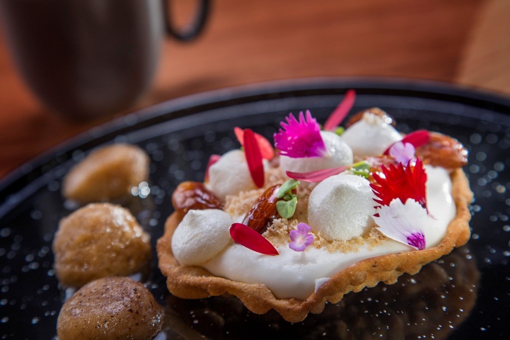Postre-Buñuelo con mousse de quesillo