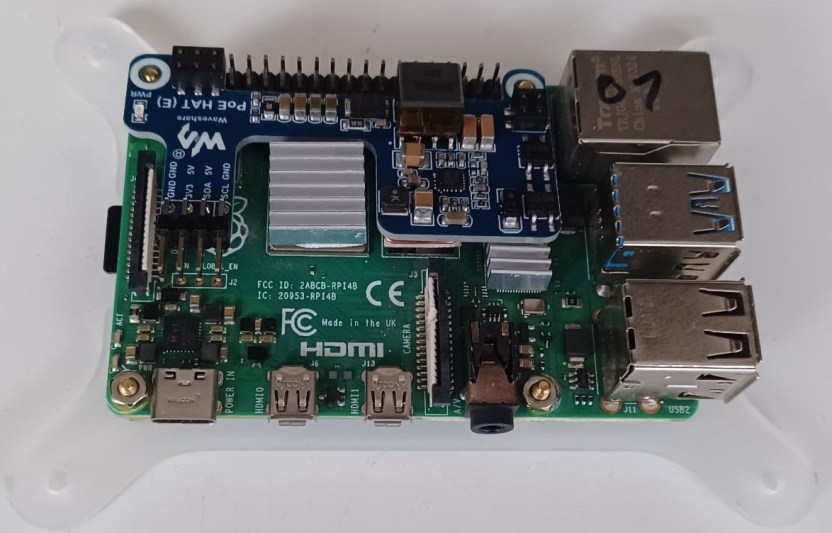 frink01 als Beispiel für einen fertig montierten Raspi auf seiner Trägerplatte mit dem PoE HAT