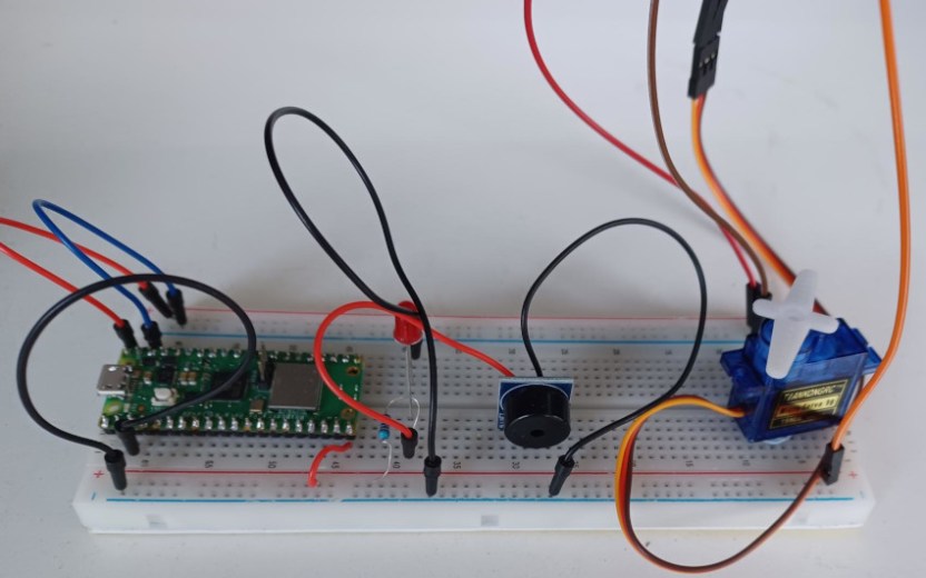 Die Schaltung im Endausbau mit LED, Piezo-Speaker und Servomotor