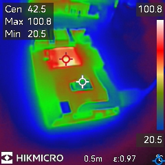Im Wärmebild sieht man 100,8°C auf der Oberfläche der Raspberry Pi NVME