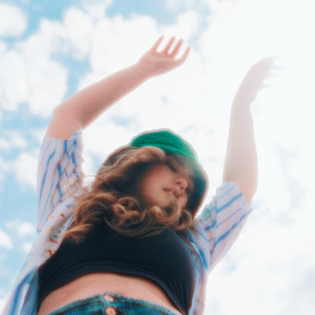Read more about the article Hanna Andréa’s New Single “Pinnacles” Is Catchy and Devastatingly Relatable
