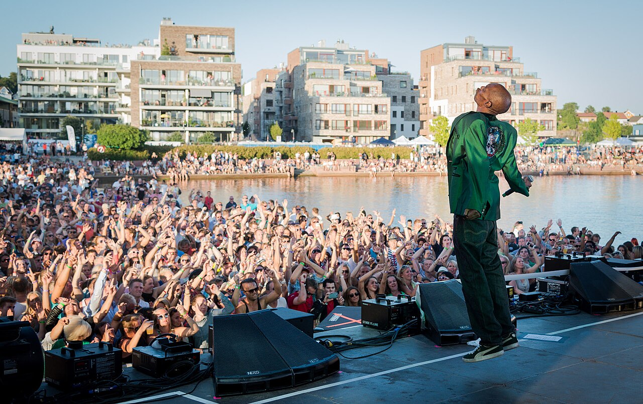Maxi Jazz performing with Faithless at Palmesus in 2013