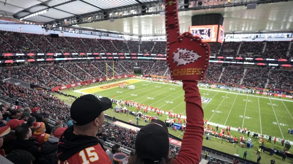 "Chiefs' Defensive Triumph Shines in Victory Over Dolphins 🏈🔥"
