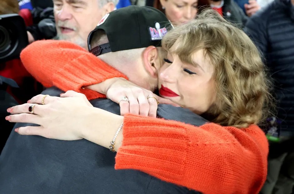 "Celebrating Excellence: Taylor Swift, Travis Kelce, and More Shine at the 2024 People's Choice Awards!"