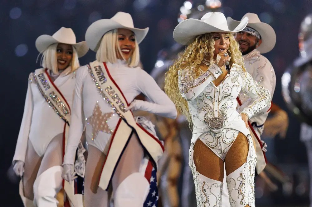 "Beyoncé’s Christmas Halftime Show Backlash: Tina Knowles Fires Back at Haters!"