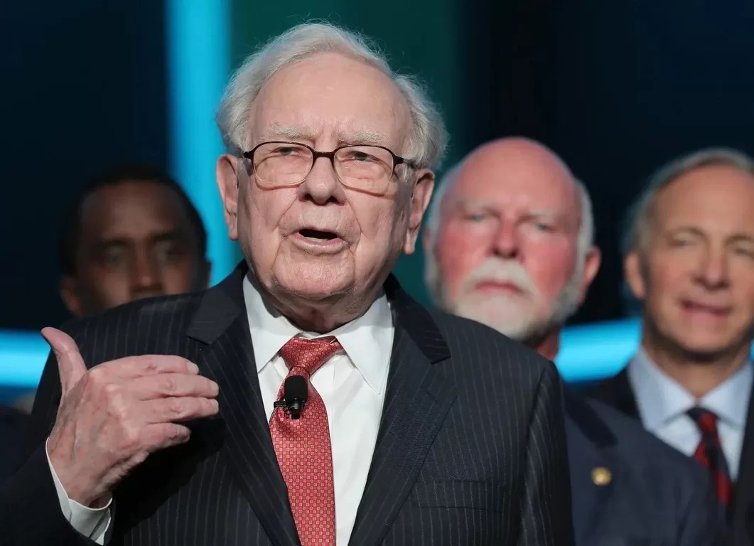 "Warren Buffett Bets Big on Falling Tech Giant VeriSign – A $74 Million Gamble!"