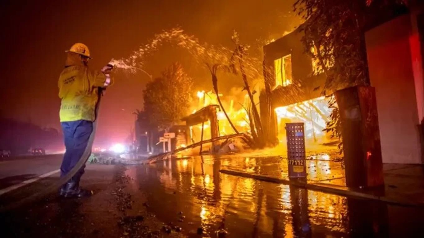 "Los Angeles Wildfires: Palisades Fire Sparks Fresh Evacuations, Communities Unite Amid Tragedy"