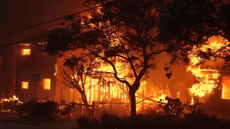 Flames Ignite Los Angeles: 30,000 Evacuate as Wildfire Ravages Homes and Cars!