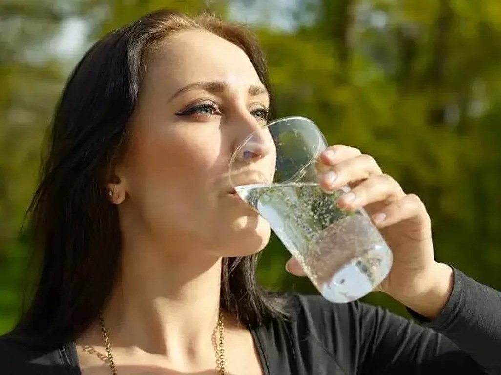 Latest Research: Sparkling Water's Impact on Metabolism and Weight Loss