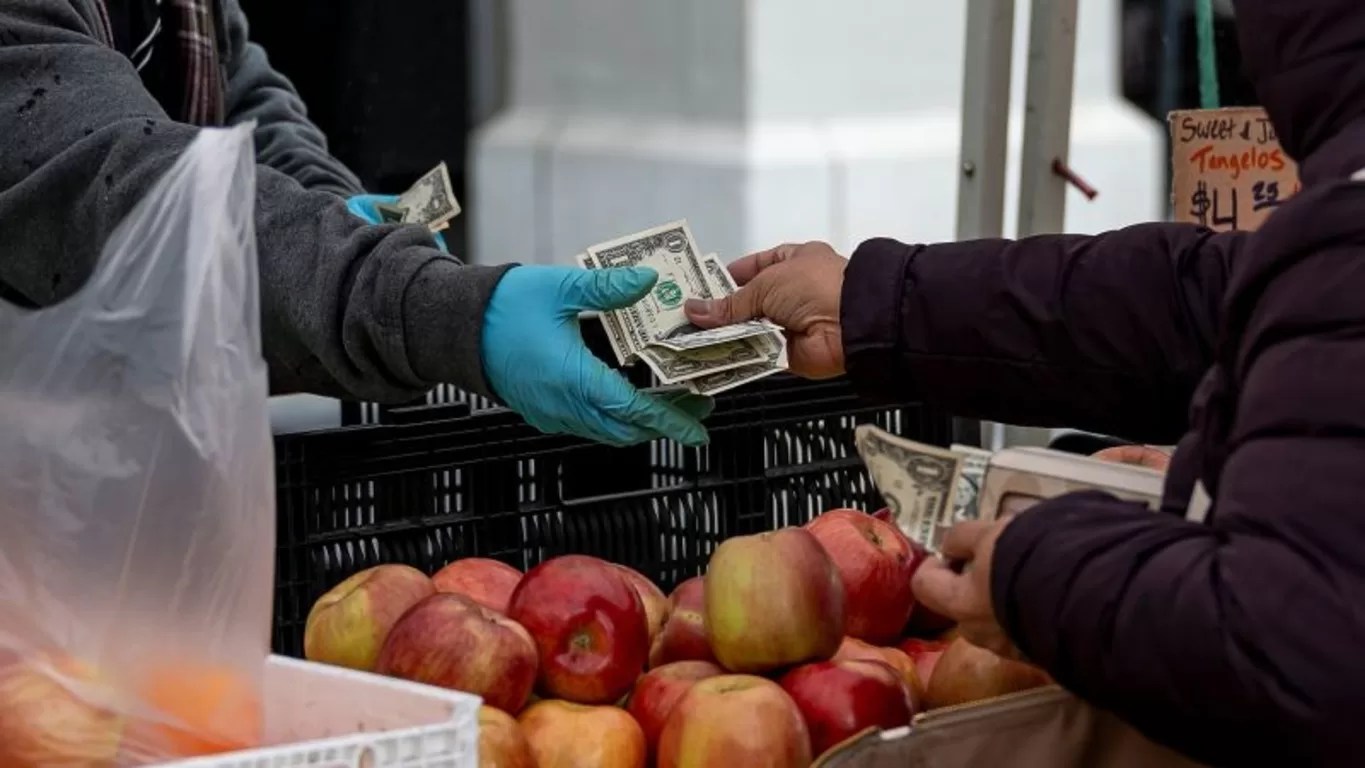 "US Consumer Spending Rebounds in February: Inflation Stalls as Trump Tariffs Loom"