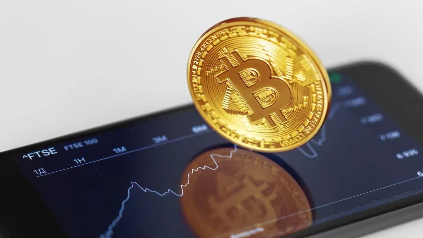  Trump’s Strategic Bitcoin Reserve Faces Criticism: A "Pig in Lipstick" or a Bold Move?