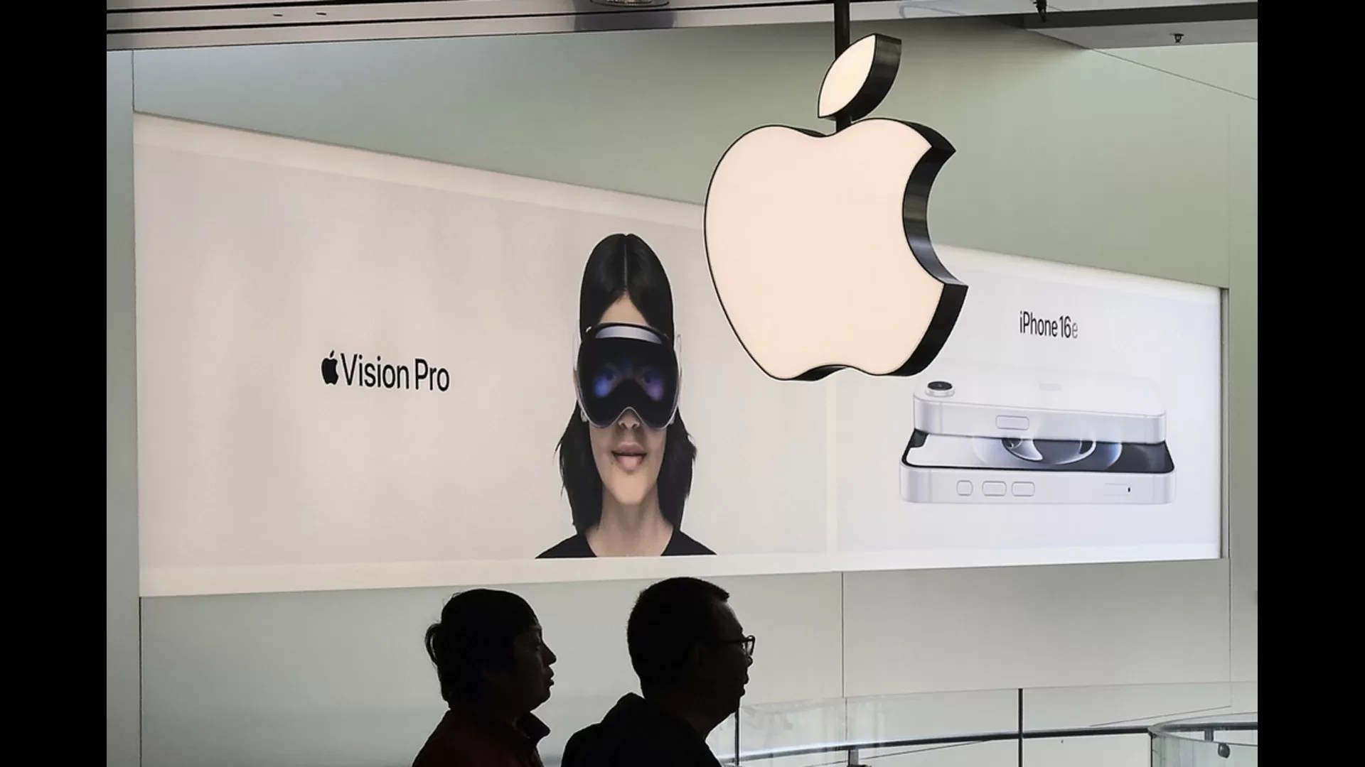 Apple Faces Tariff Risks Amid Strong Earnings: What Investors Should Know Now