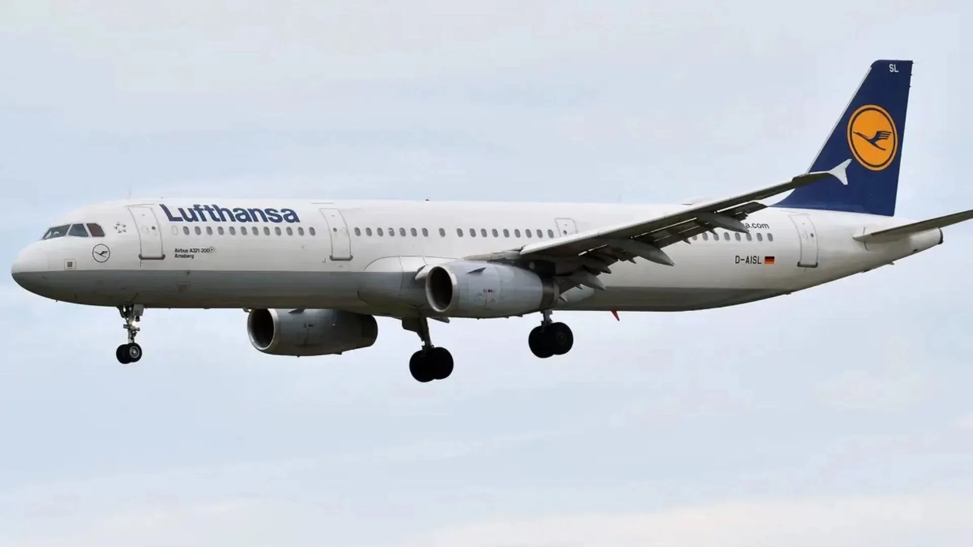 Lufthansa Co-Pilot Faints Mid-Flight: How Autopilot Saved 199 Passengers