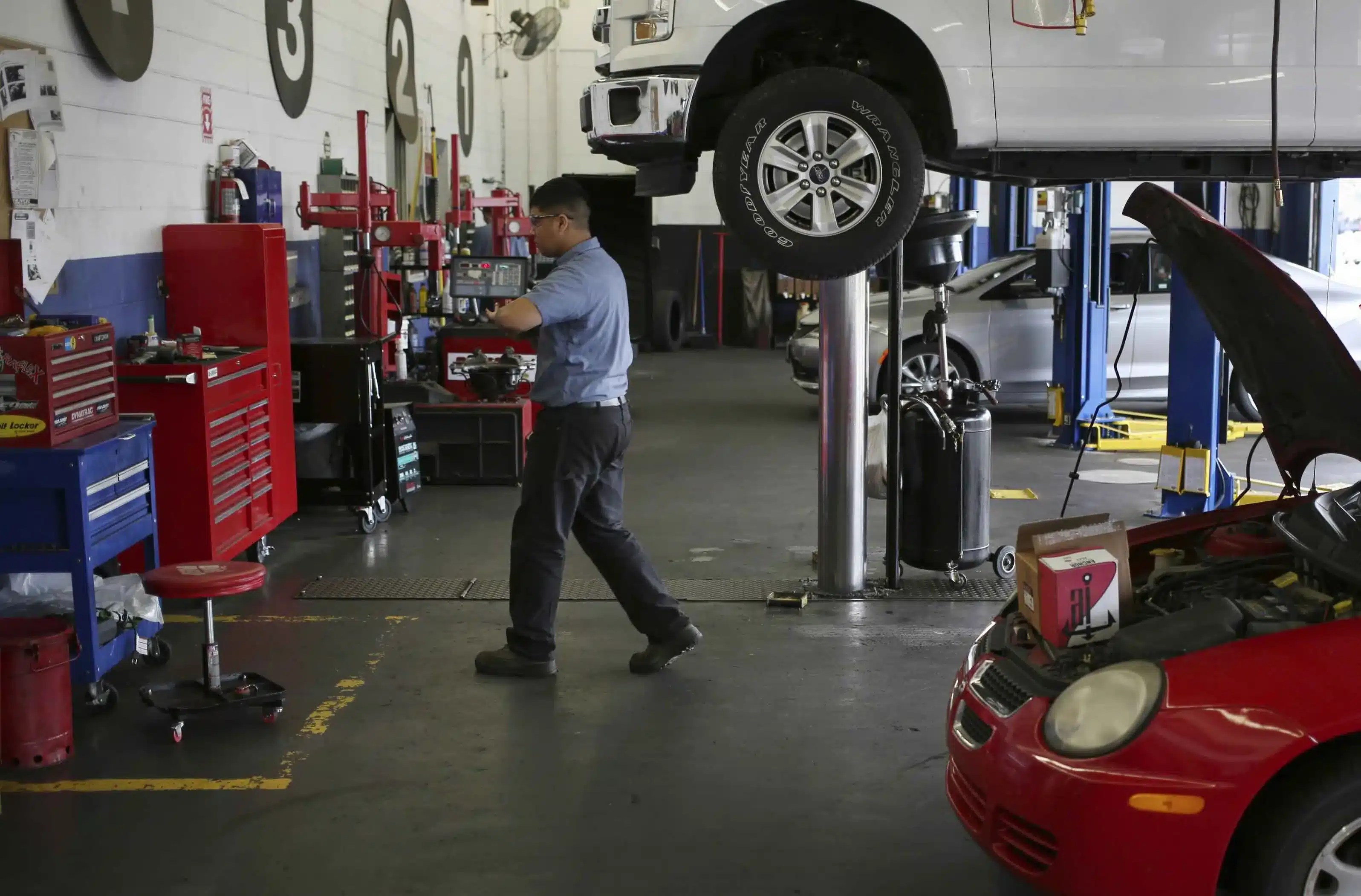 Auto Stocks Reel as First Brands and Tricolor Trigger Investor Jitters