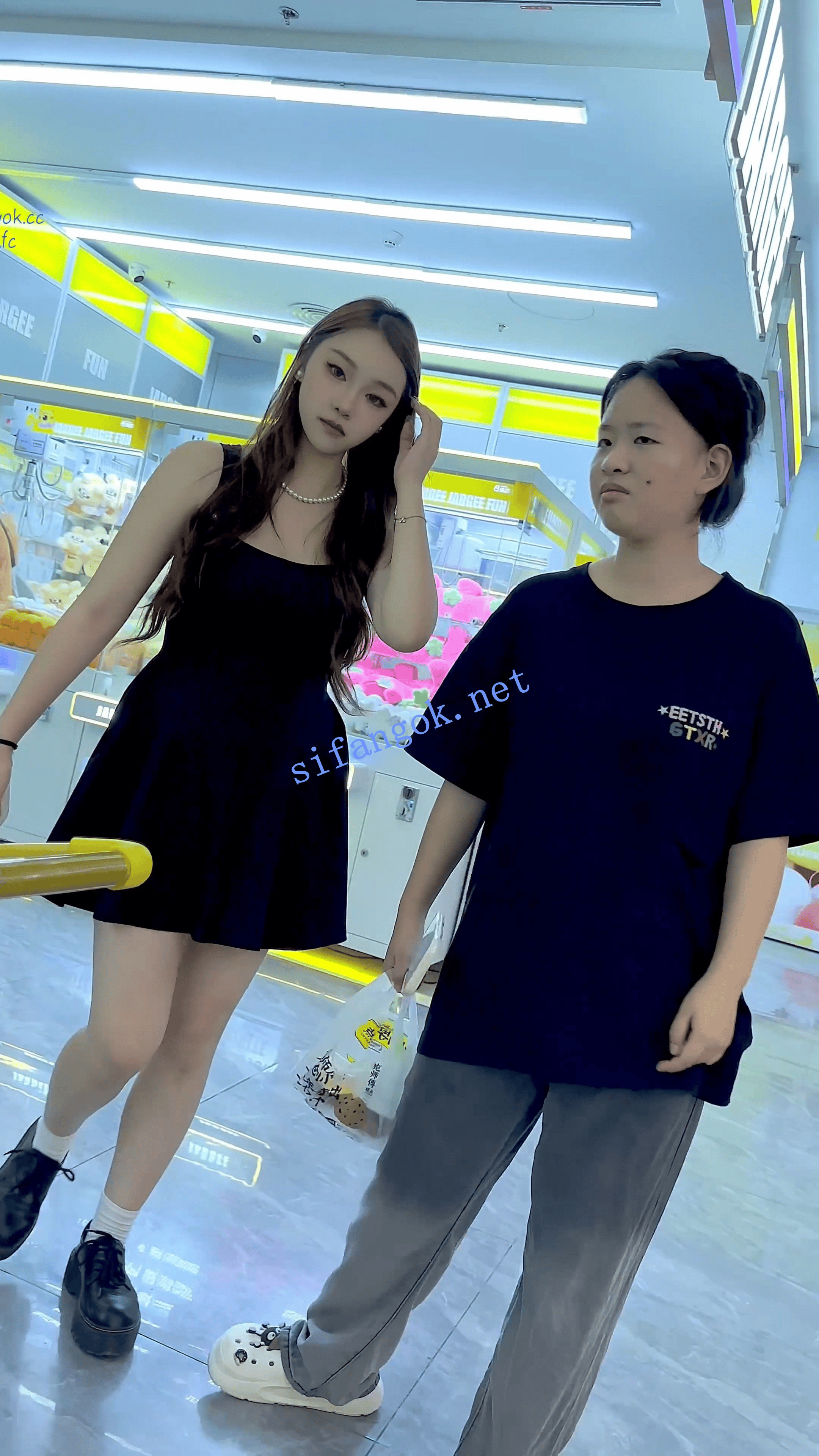 【KFC】微胖美女和闺蜜逛街购物·吊带长裙下穿着白色可爱内