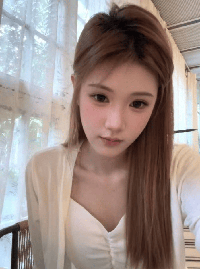 ✨成都新晋素人少妇约操大神「成都名师」第一视角瘦长身材符文高颜值御姐的洗浴侍奉，口交完第一视角操紧致的小骚逼