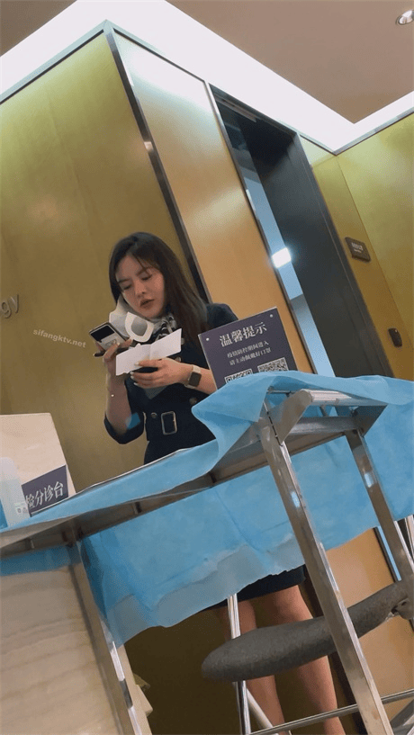 ❣️推荐❣️【美容院抄底】职业装前台靓女太诱惑了,短裙高跟小皮鞋,人多也要抄,好想顶着屁股来一发1V