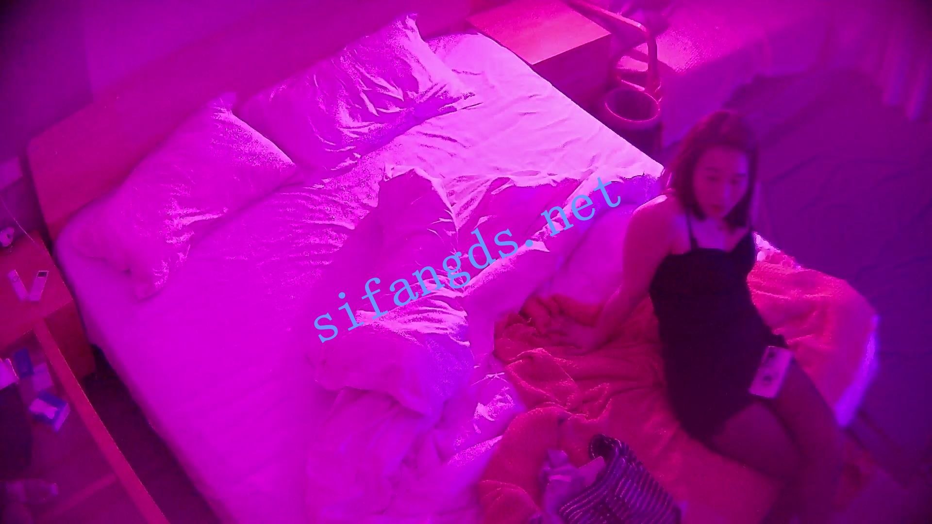 ☛【大学城民宿】女主人穿黑丝像条狗一样调教，舔脚，sm